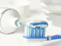 Szczoteczka z pastą, w której znajduje się fluorek sodu. Czy jest szkodliwy? Pytanie o bezpieczeństwo składnika past do zębów.