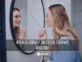 Kobieta używa irygatora do zębów przed lustrem. Dowiedz się, jak często stosować irygator dla zdrowego uśmiechu.