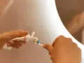 RDA co to? Codzienna higiena jamy ustnej: nakładanie pasty na szczoteczkę.