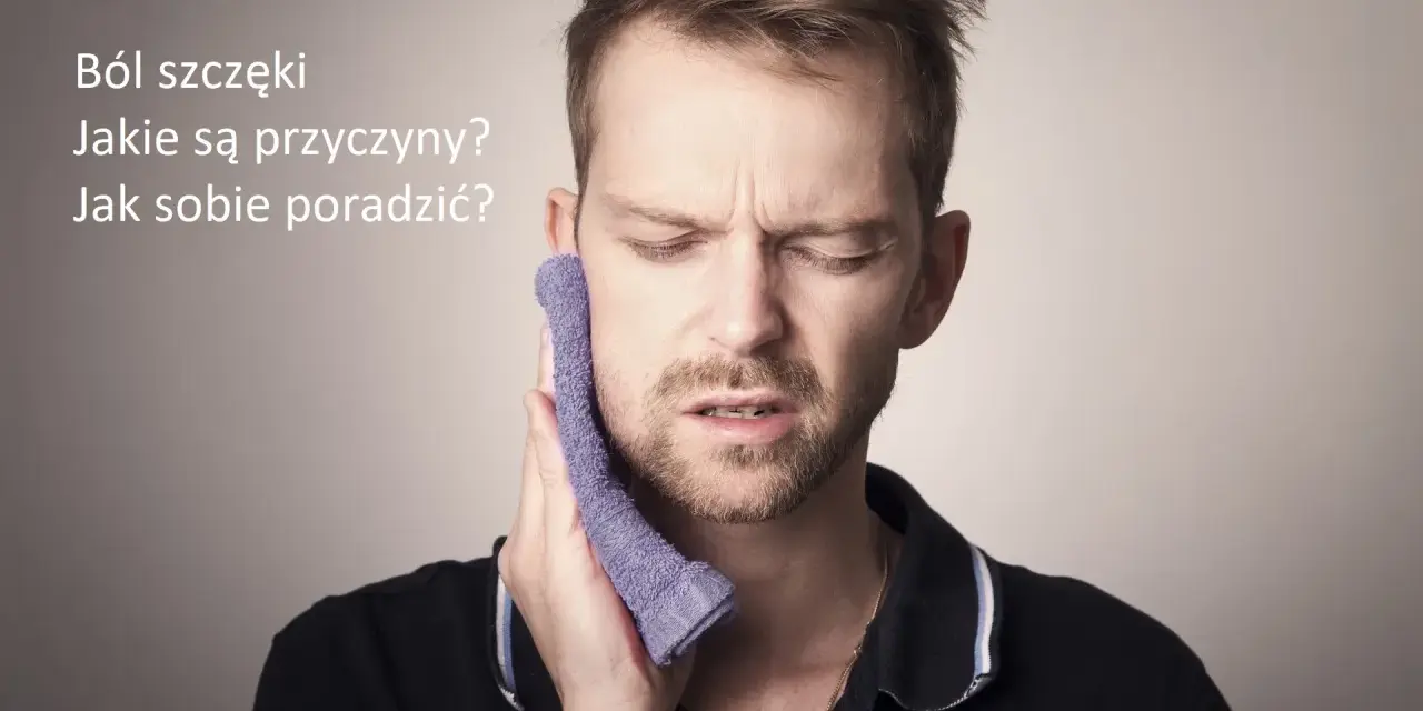 Mężczyzna z bólem szczęki, przykładający do policzka zimny okład. Czy to stres powoduje ból szczęki?