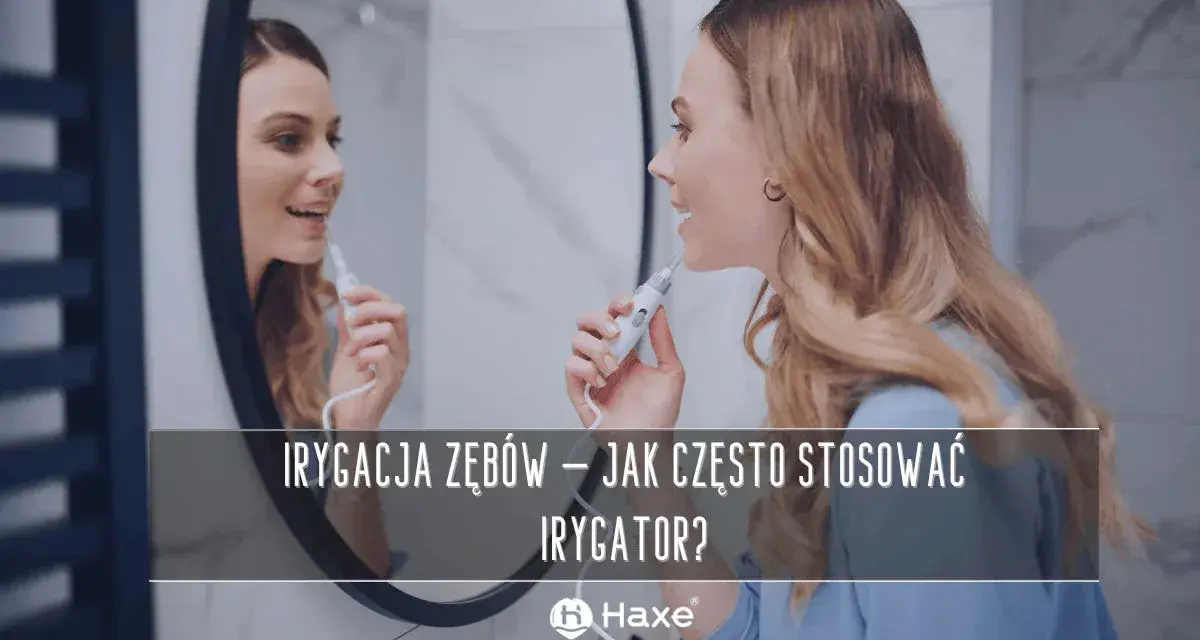 Kobieta używa irygatora do zębów przed lustrem. Dowiedz się, jak często stosować irygator dla zdrowego uśmiechu.