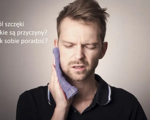 Mężczyzna z bólem szczęki, przykładający do policzka zimny okład. Czy to stres powoduje ból szczęki?