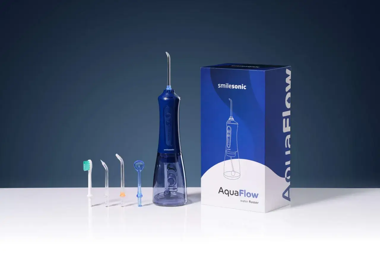Zestaw do higieny jamy ustnej: niebieski irygator Smilesonic AquaFlow z kilkoma końcówkami i opakowaniem. Dowiedz się, jak używać irygatora dla zdrowego uśmiechu.